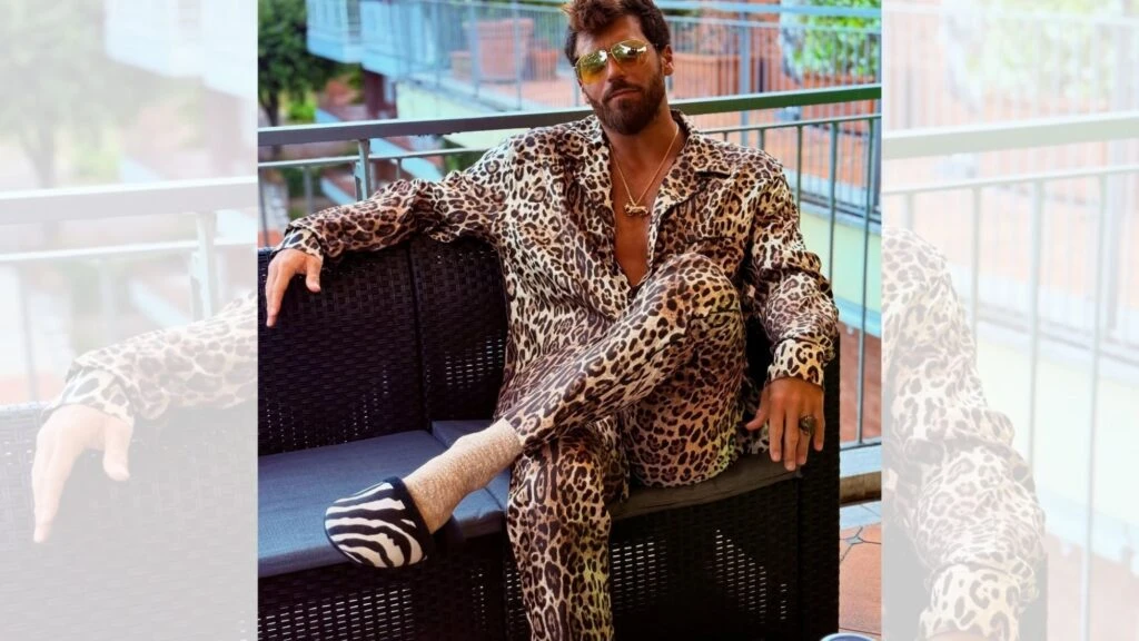 Can Yaman’dan moda dünyasını şaşırtan leopar kombini! Sosyal medyada gündem oldu