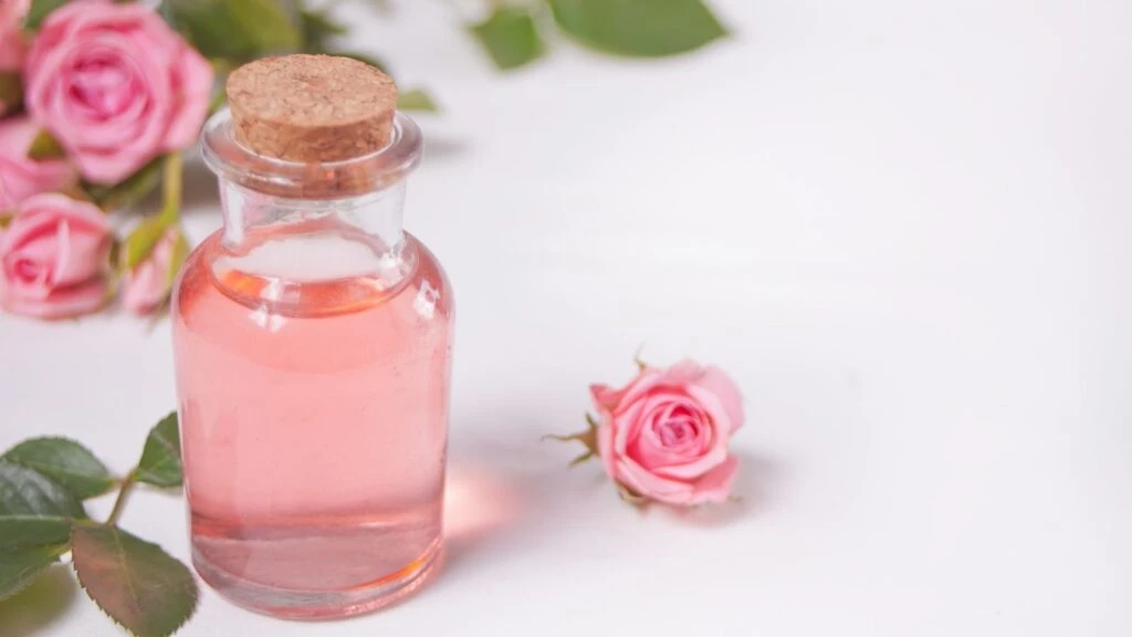 Cildinizin yeni dostu! Gül suyunun faydaları saymakla bitmiyor