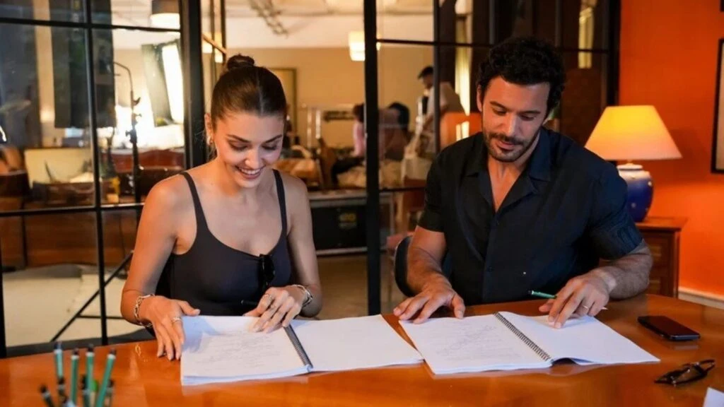 Hande Erçel ve Barış Arduç yeniden partner mi oluyor? İkili “Queen Of Tears” dizisinde bir araya geliyor!