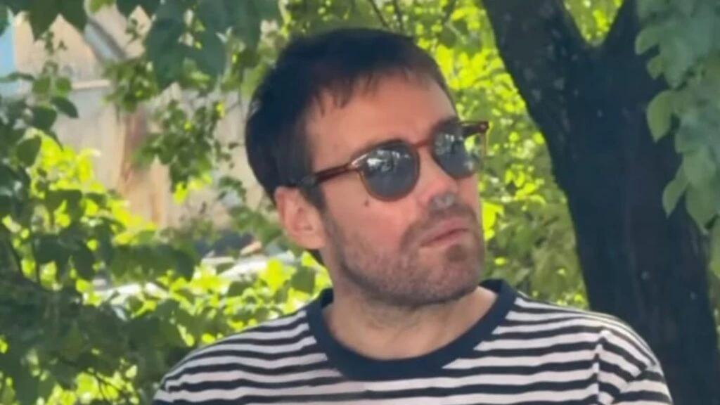 11 kez burun ameliyatı olan Murat Dalkılıç arkadaşı Şimal’in cenazesinde görüntülendi!