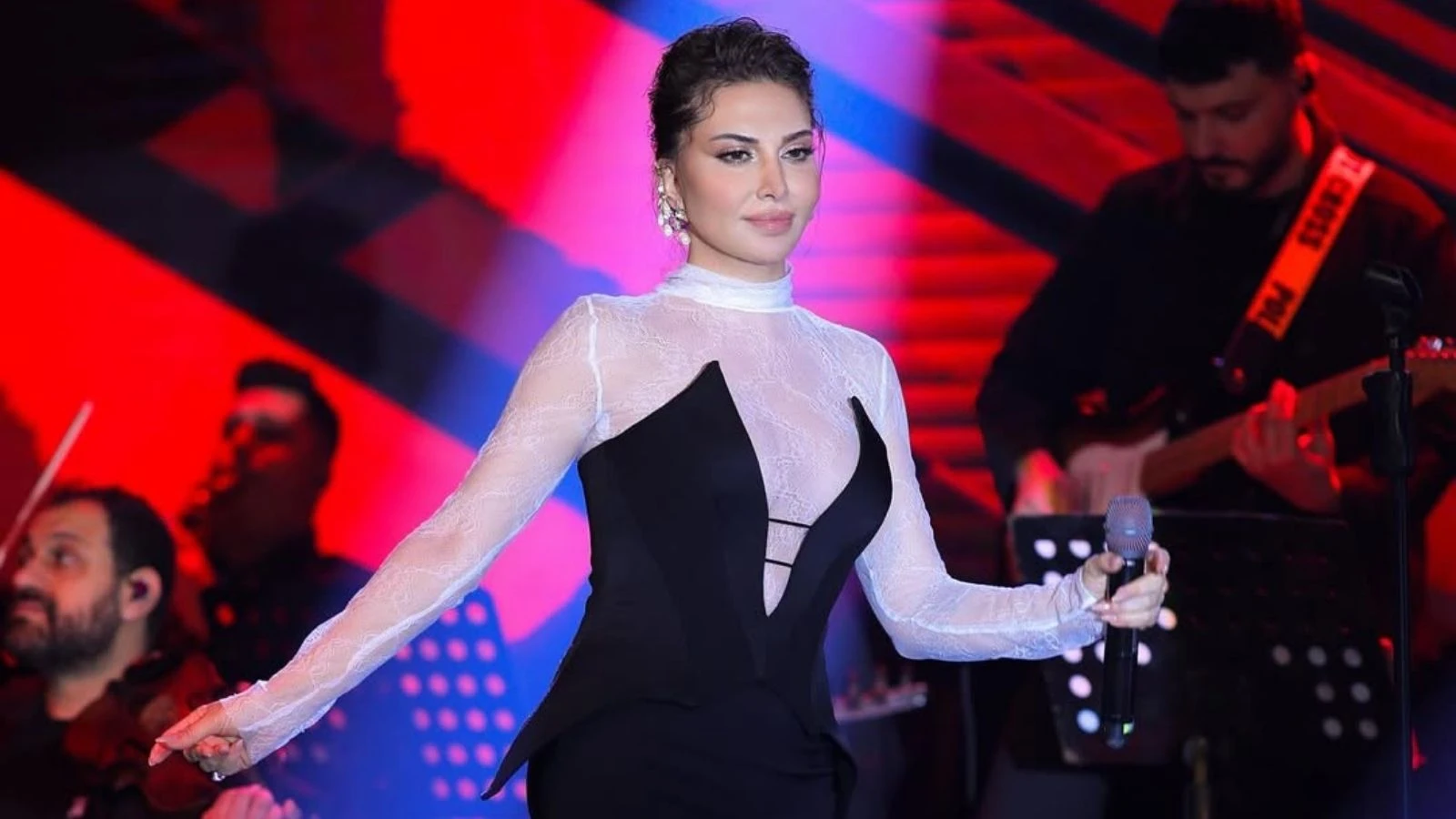 Ebru Yaşar’dan Şanlıurfa konseri! Ünlü sanatçı sahneye puşi ile çıktı