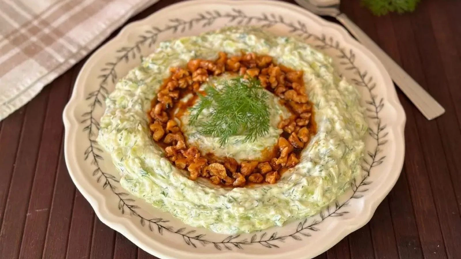Zeytinyağlı tarifleri sıkıcı bulanlar için baharatlı soğuk kabak bombası!