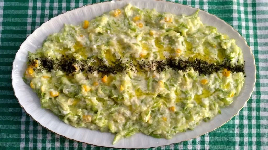 Zeytinyağlı tarifleri sıkıcı bulanlar için baharatlı soğuk kabak bombası!