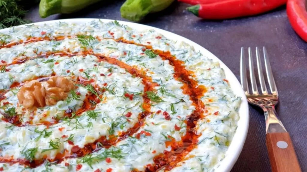 Zeytinyağlı tarifleri sıkıcı bulanlar için baharatlı soğuk kabak bombası!
