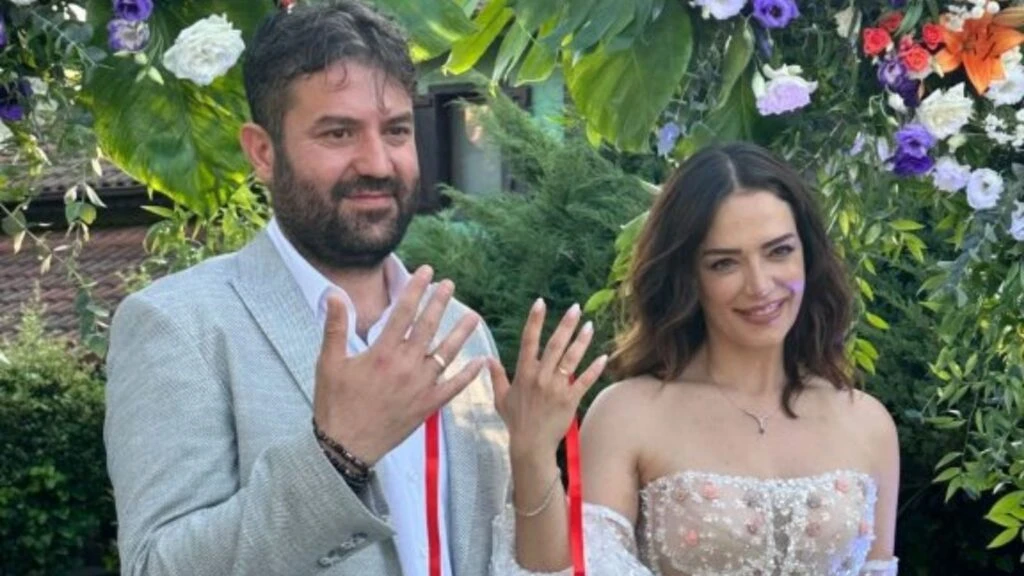 İpek Karapınar ve Ali Balcı nişanlandı! Ünlü isimler sade bir tören yaptı