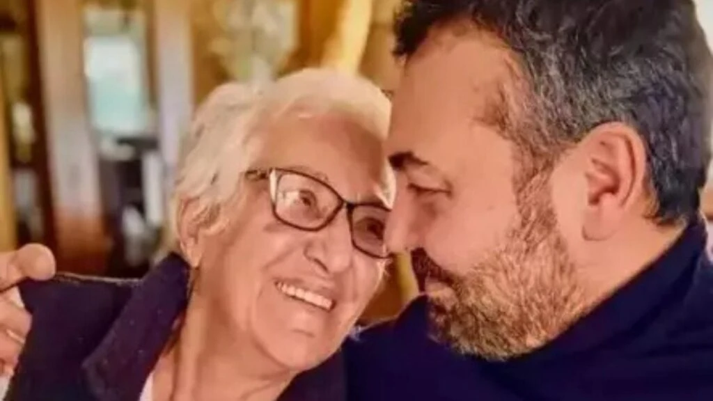 Aslı Hünel annesinin cenazesinde fenalaştı! Sanatçıyı abisi zor sakinleştirdi
