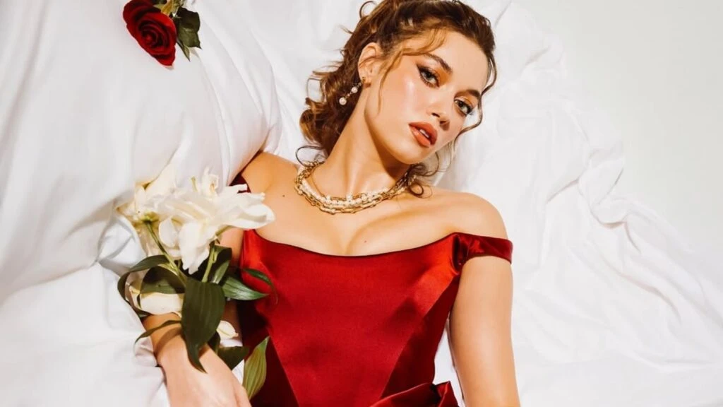 Afra Saraçoğlu’nun yanındaki güvenlik görevlileri dikkat çekti! 