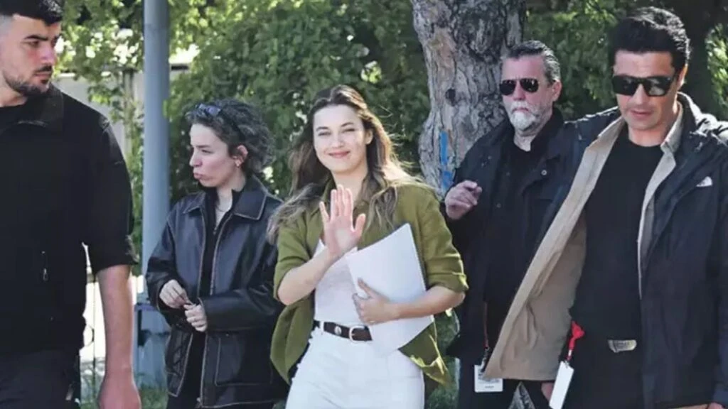 Afra Saraçoğlu’nun yanındaki güvenlik görevlileri dikkat çekti! 