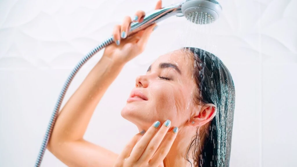 Banyo yaparken yaptığımız en büyük hata! Saçlarımız zayıflıyor