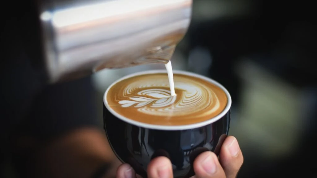 Sabahları sakın direkt kahve çay içmeyin! Kalbi öldüren bilgi