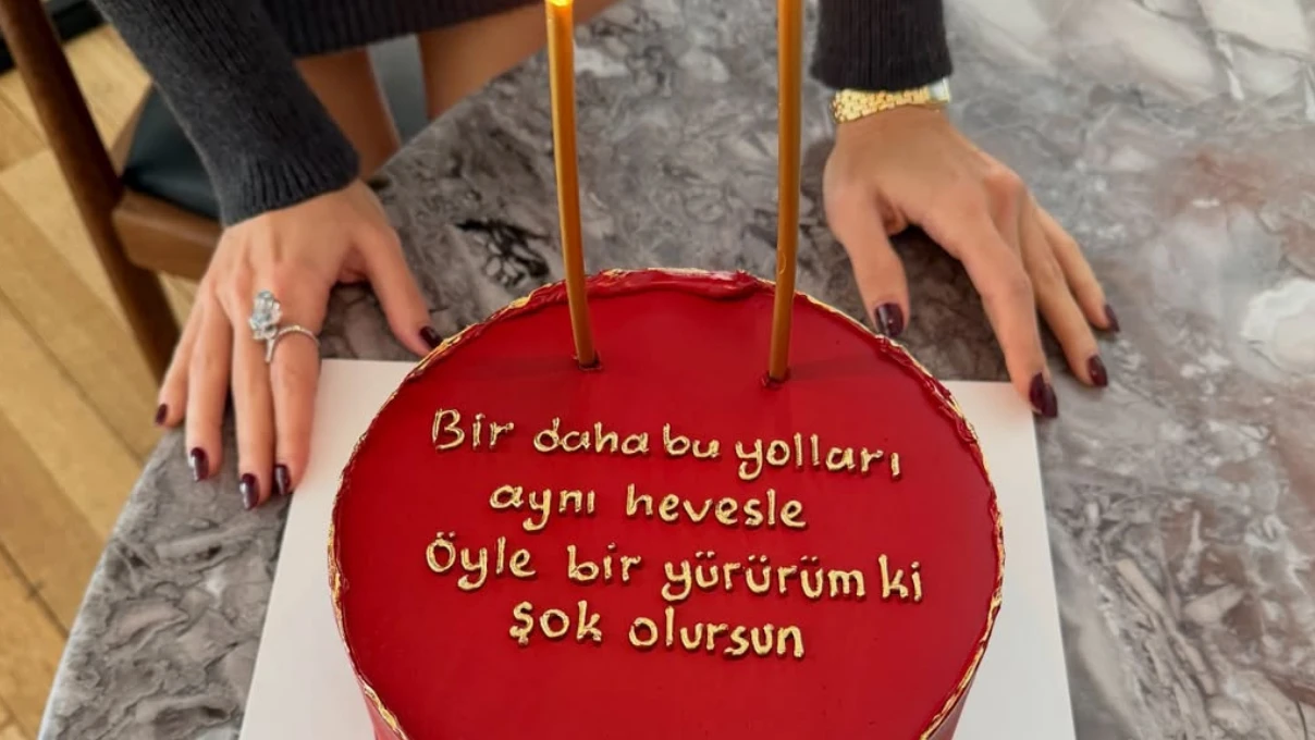 Hande Erçel’den Hakan Sabancı’ya manidar gönderme! Mesaj dolu pasta 4 hande ercel 6 1