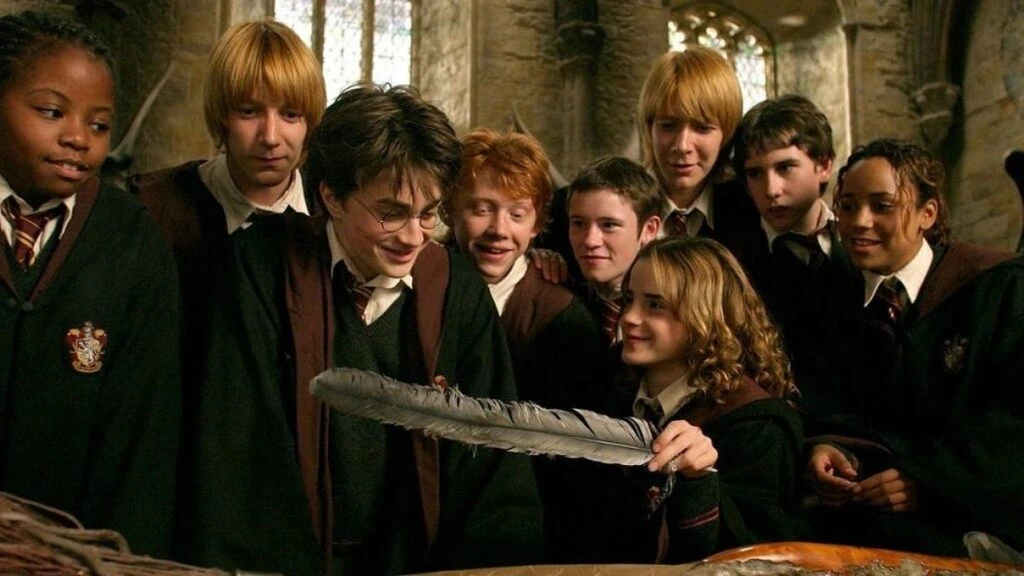 Harry Potter dizisinin çekimleri Londra sokaklarında başladı! Setten gelen görüntüler izleyicileri heyecanlandırdı