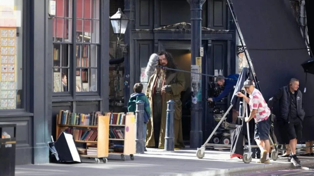 Harry Potter dizisinin çekimleri Londra sokaklarında başladı! Setten gelen görüntüler izleyicileri heyecanlandırdı