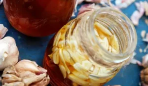 Evinizde bulundurmanız gereken doğal ilaç! Sarımsak ve balı karıştırın