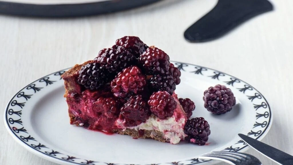 ilk lokmada kendine asik ediyor kivami ve lezzetiyle mest eden bogurtlenli cheesecake tarifi 1