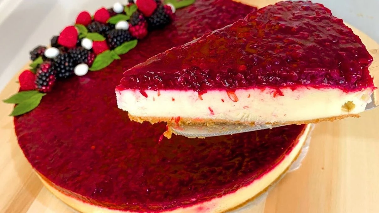 ilk lokmada kendine asik ediyor kivami ve lezzetiyle mest eden bogurtlenli cheesecake tarifi 2