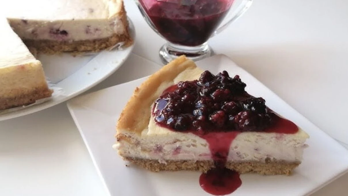 ilk lokmada kendine asik ediyor kivami ve lezzetiyle mest eden bogurtlenli cheesecake tarifi 3
