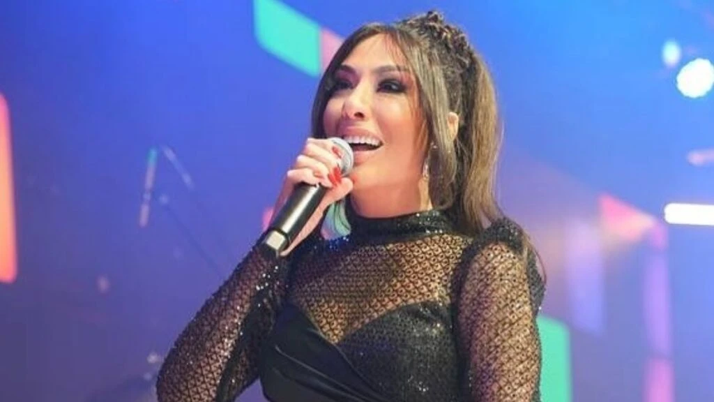 Ünlü şarkıcı Işın Karaca şarkı söylerken bir anda yere düştü! O anlar sosyal medya da gündem oldu