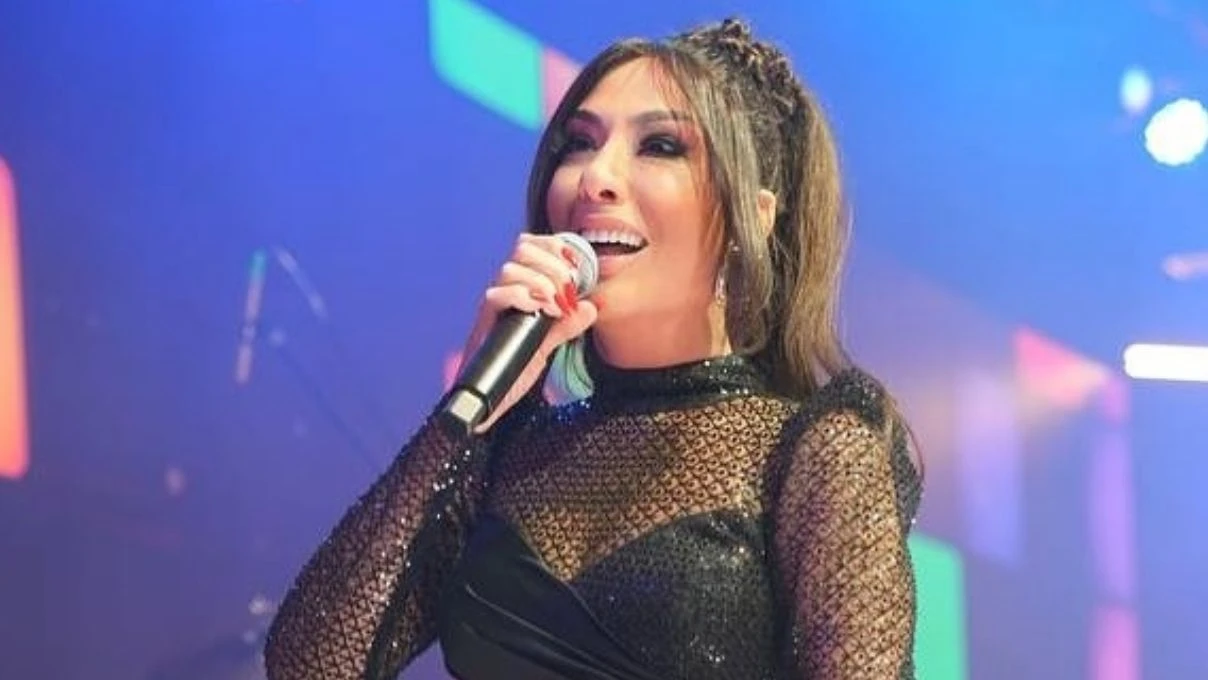 Ünlü şarkıcı Işın Karaca şarkı söylerken bir anda yere düştü! O anlar sosyal medya da gündem oldu