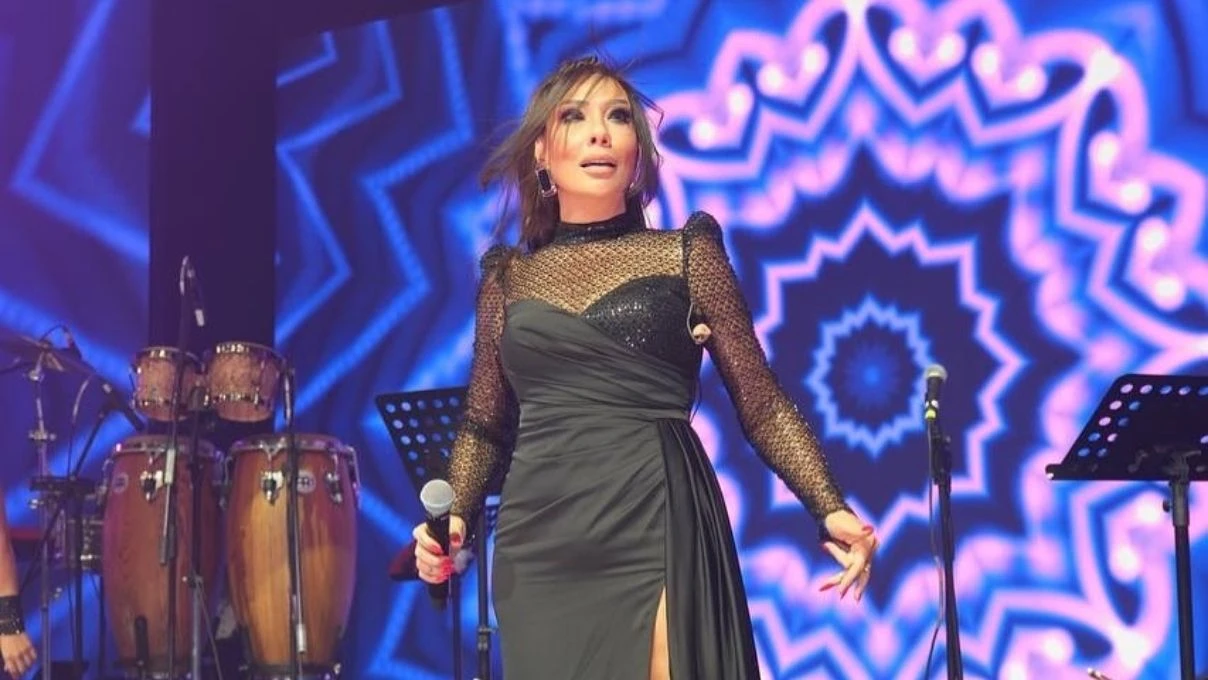 Ünlü şarkıcı Işın Karaca şarkı söylerken bir anda yere düştü! O anlar sosyal medya da gündem oldu