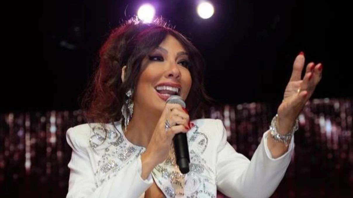 Ünlü şarkıcı Işın Karaca şarkı söylerken bir anda yere düştü! O anlar sosyal medya da gündem oldu