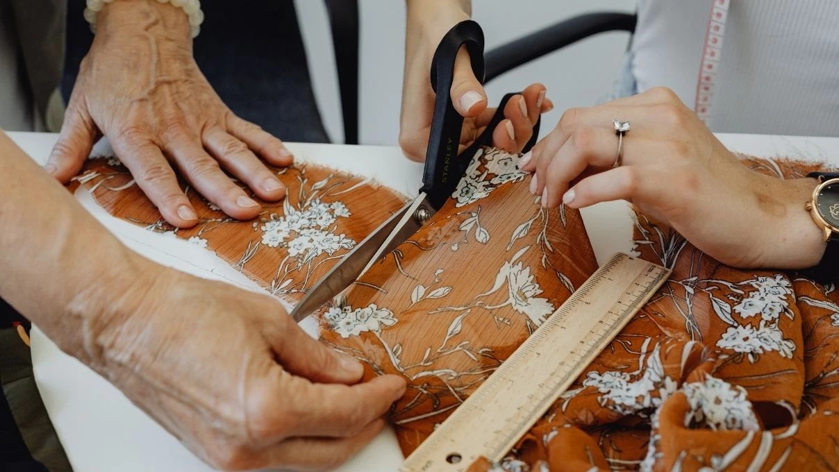 Kumaş seçimiyle beden farkı: Kadınların stilini değiştiren görünmez detay 9 Kumaş seçimiyle beden farkı: Kadınların stilini değiştiren görünmez detay