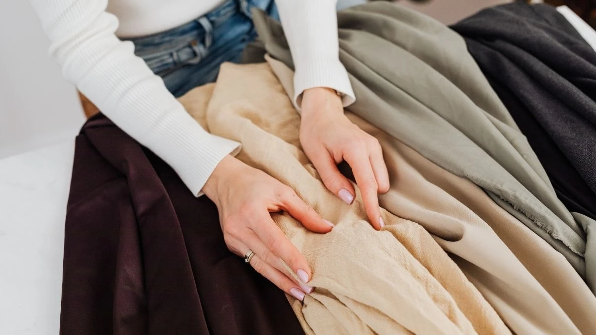 Kumaş seçimiyle beden farkı: Kadınların stilini değiştiren görünmez detay 7 Kumaş seçimiyle beden farkı: Kadınların stilini değiştiren görünmez detay