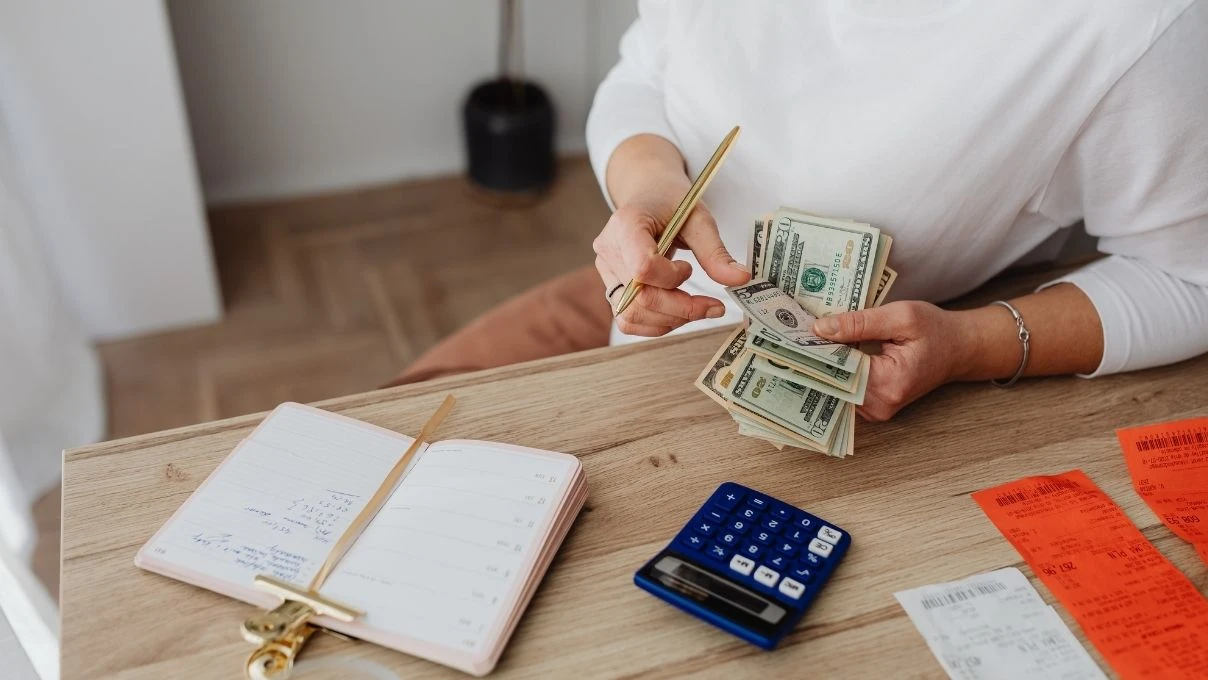 Kadın yatırımcının 5 altın kuralı: Altın ve dolar yükselirken ne yapmalı? 1 Kadın yatırımcının 5 altın kuralı: Altın ve dolar yükselirken ne yapmalı?