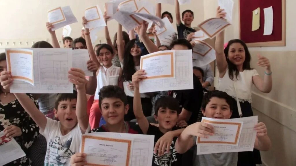 karne gununde takdir belgesine hediye veren markalar 2025 iphone dan kitaba ogrencileri sevindiren hediyeler 1