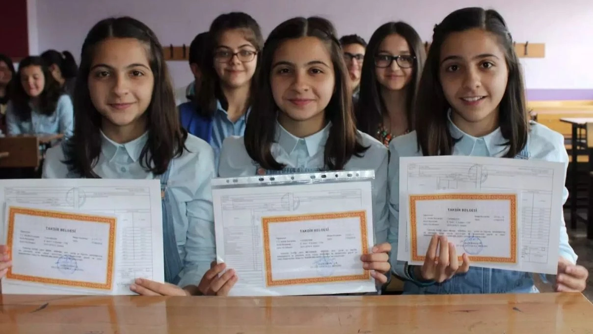 karne gununde takdir belgesine hediye veren markalar 2025 iphone dan kitaba ogrencileri sevindiren hediyeler 3