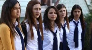 Kırgın Çiçek'lerin süper üçlüsü bir araya geldi! Samimi açıklamaları dikkat çekti 4 kirgin cicekler final yapiyor 1518701154