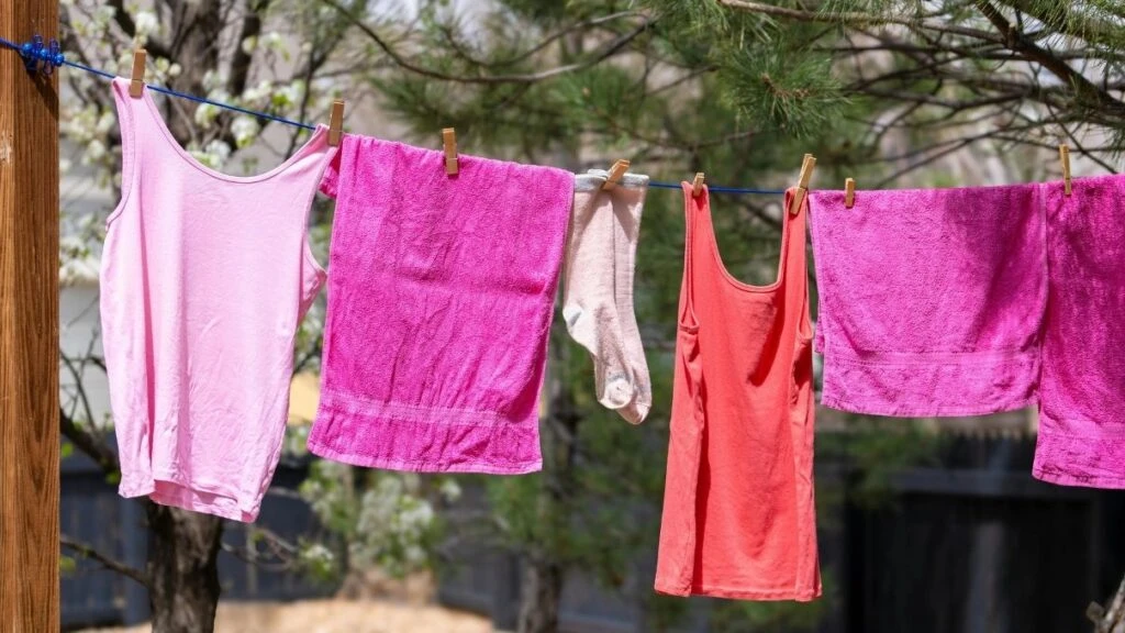 Kıyafetleri güneşten korumanın yolları! Yıkamaya bir kaşık atın