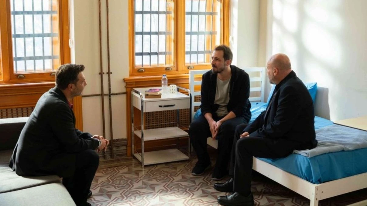 Kızılcık Şerbeti dizisi önce oyuncular gitti sonra senaryo değişti! İzleyiciye pes dedirten ayrılıklar