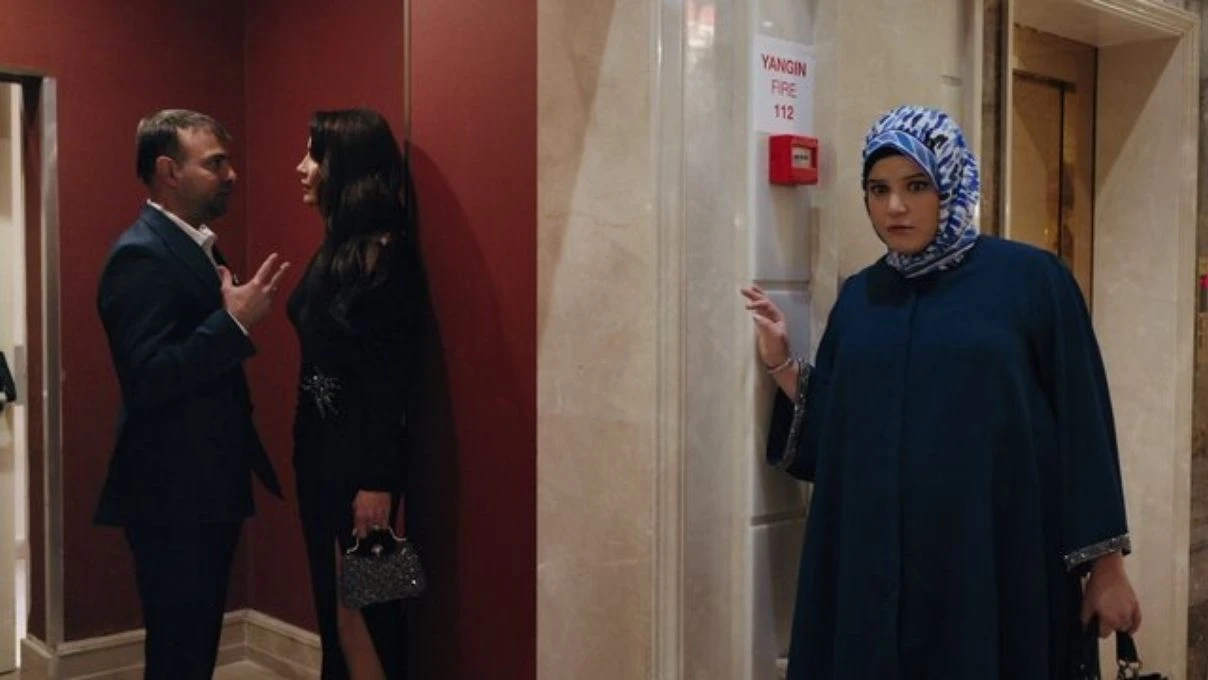 Kızılcık Şerbeti dizisi önce oyuncular gitti sonra senaryo değişti! İzleyiciye pes dedirten ayrılıklar