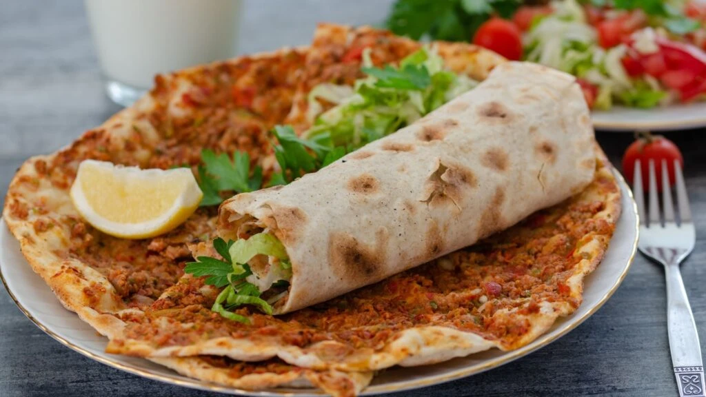lahmacun kaç kalori, kilo aldırır mı, diyet yaparken lahmacun yenir mi