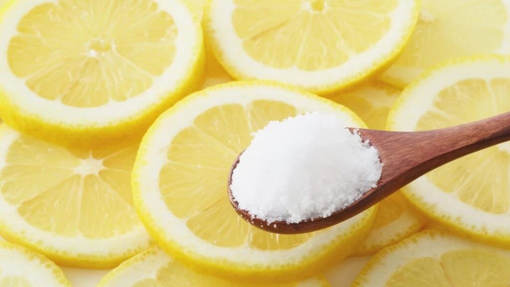 Limonun üzerine tuz dökün ve dolaba koyun!