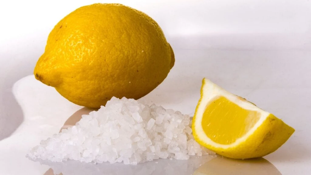 Limonun üzerine tuz dökün ve dolaba koyun!