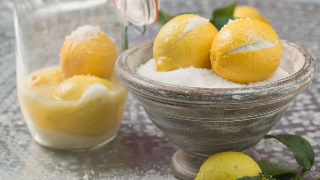 Limonun üzerine tuz dökün ve dolaba koyun!