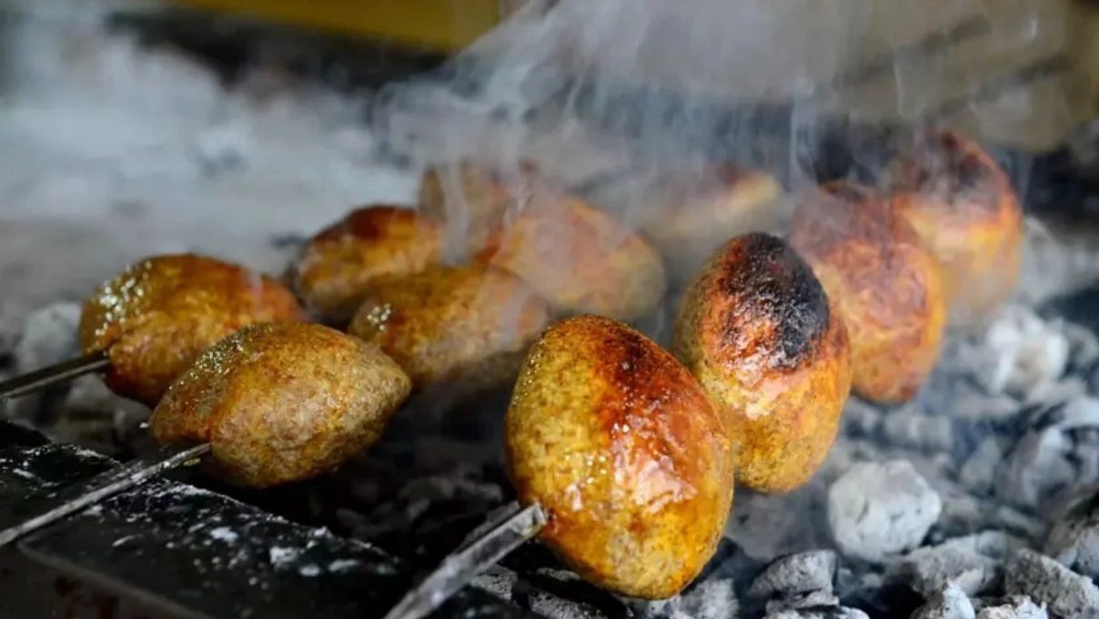 MasterChef’te közde içli köfte tarifi! Türev Uludağ’dan püf noktaları 4 masterchef te közde içli köfte