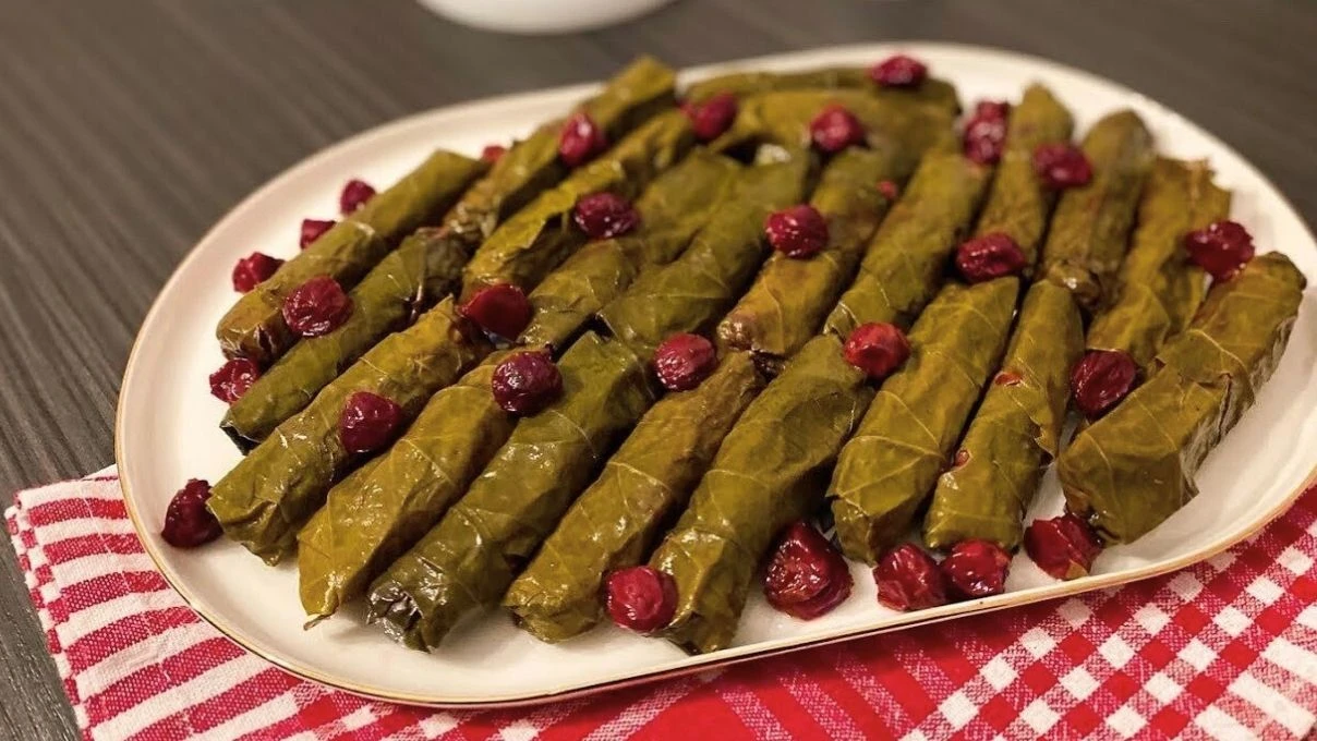 mehmet sef in restoranindakin aratmayacak lezzet visneli yaprak sarmasi tarifi 4