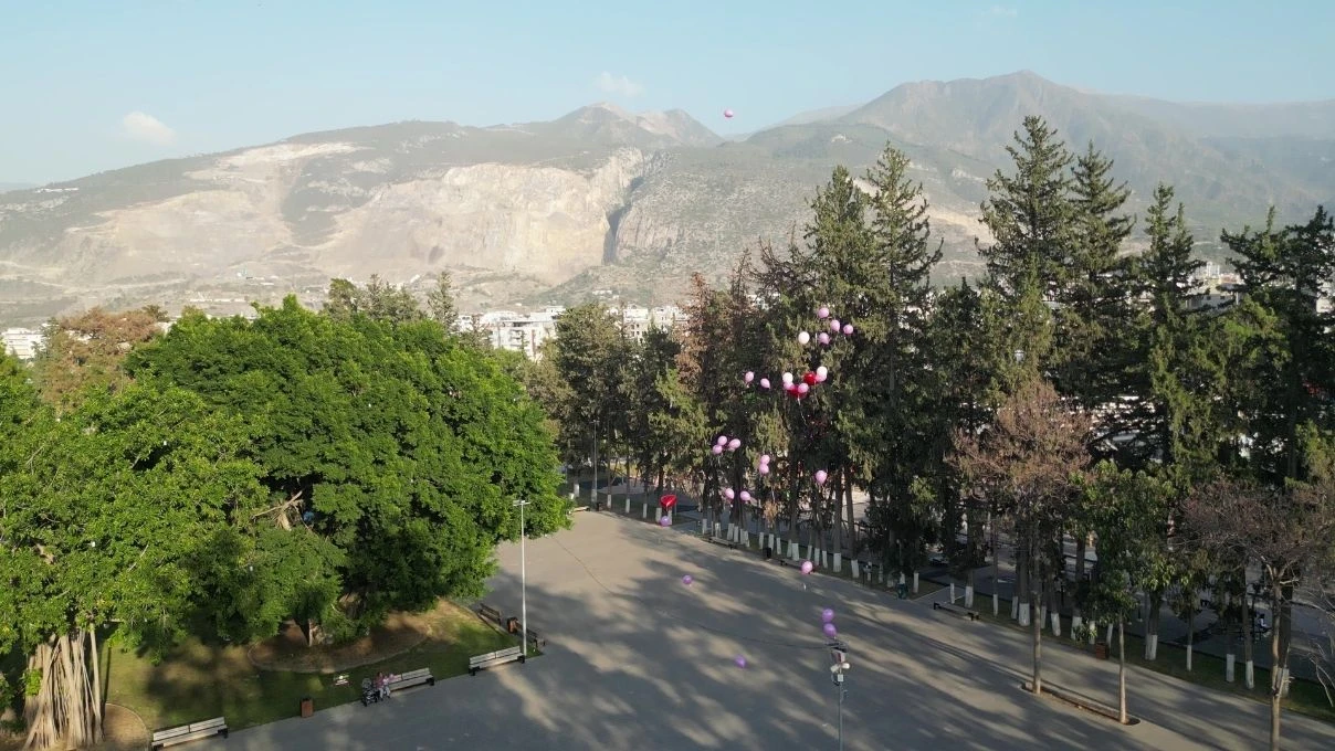 Hatay’da meme kanserine karşı büyük farkındalık! Gökyüzüne balon uçurdular 