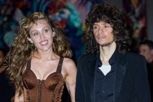 Miley Cyrus ve Maxx Morando nişanlandı! 4 yıllık aşk yüzük karesiyle resmileşti 7 miley cyrus maxx morando new york 060625 46124bbd5d574b69ac7f0957573a26ac