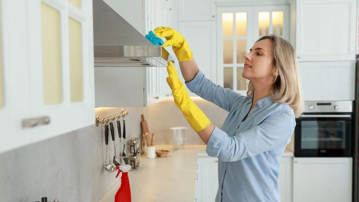 Kadınların keşfette paylaştığı yöntem: Mutfakta altın gibi parlayan yüzey formülü! 