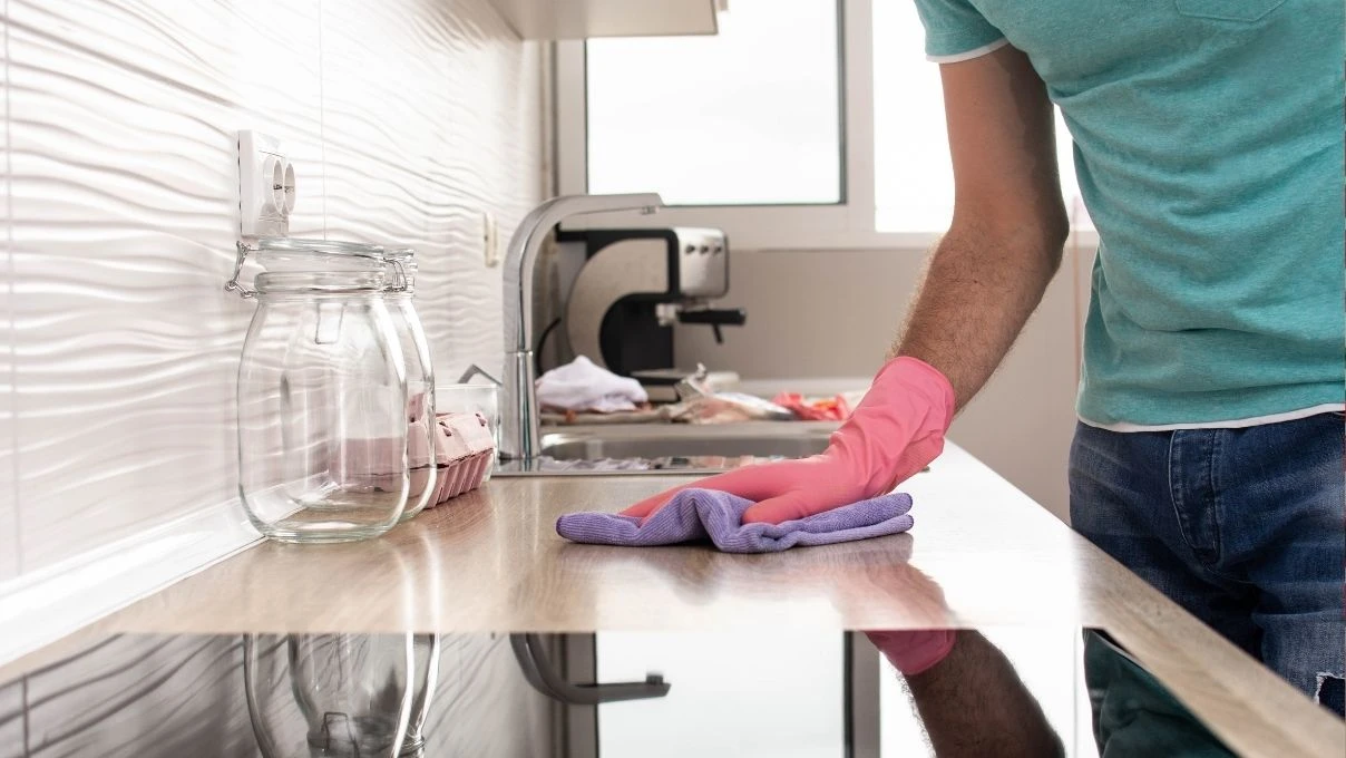 Kadınların keşfette paylaştığı yöntem: Mutfakta altın gibi parlayan yüzey formülü! 