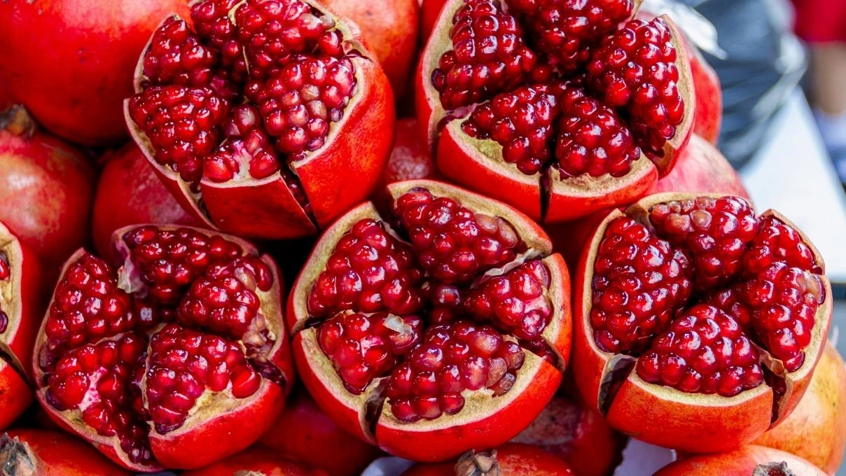 Tane tane nar soymanın en basit yöntemi! Adeta tek hamlede tüm narlar dökülür