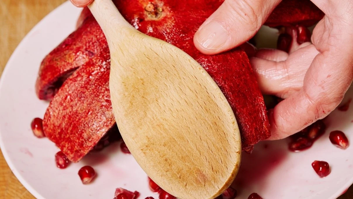 Tane tane nar soymanın en basit yöntemi! Adeta tek hamlede tüm narlar dökülür