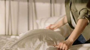 Nevresim değiştirmek işkence olmayacak! Herkesin sakladığı o sır 4 nevresim gecirme yontemi