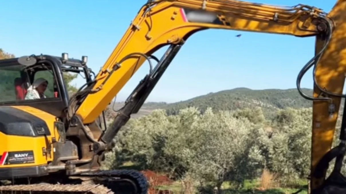 Nurgül Yeşilçay’ın köy hayatı dikkat çekti! Traktör sürdü, kepçe kullandı