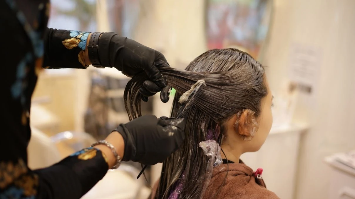 Yakmadan evde platin saç açma nasıl yapılır? Platin sarısı için hangi boya kullanılır?