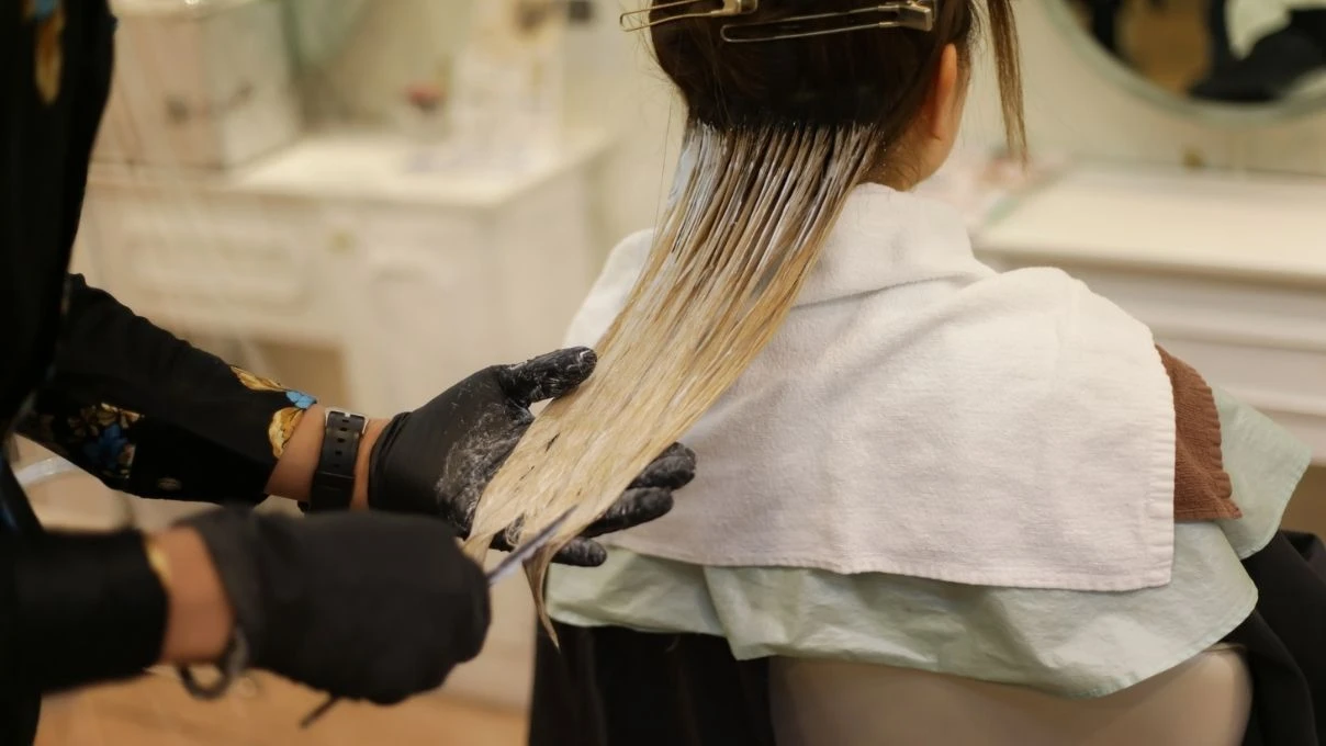 Yakmadan evde platin saç açma nasıl yapılır? Platin sarısı için hangi boya kullanılır?